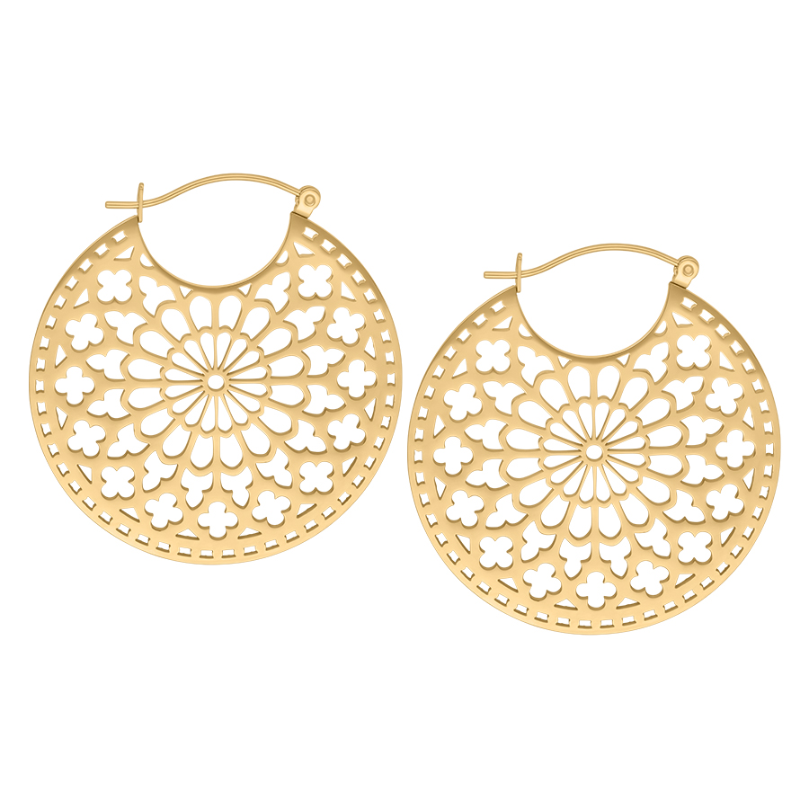Goldene runde Ohrringe mit filigranem Muster auf weißem Hintergrund