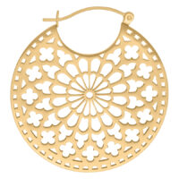 Runde, goldene Ohrringe mit filigranem Muster auf weißem Hintergrund