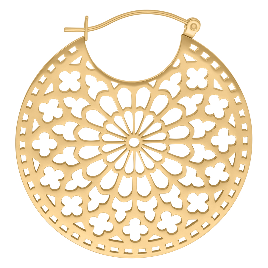 Runde, goldene Ohrringe mit filigranem Muster auf weißem Hintergrund