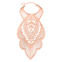 Ruusukultaiset Mandala Leaf Hoop -korvakorut hienostuneella kuviolla valkoisella taustalla