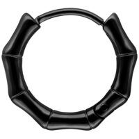 Schwarzer Ohrring aus Edelstahl in Bambus-Optik auf weißem Hintergrund