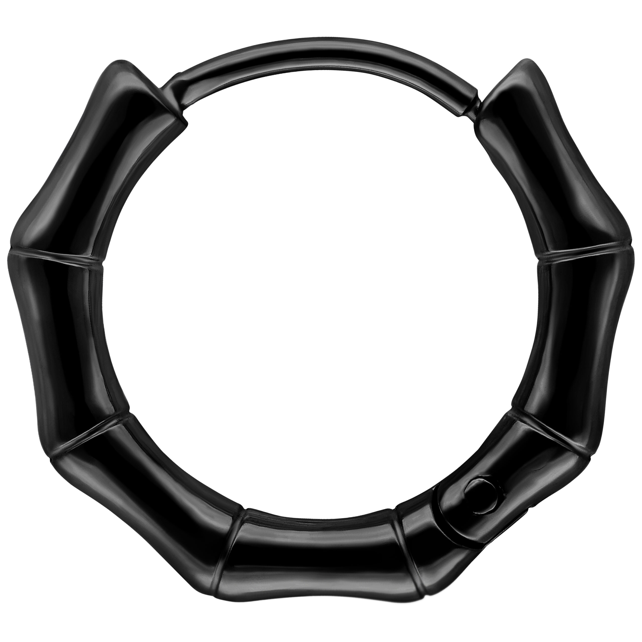 Schwarzer Ohrring aus Edelstahl in Bambus-Optik auf weißem Hintergrund