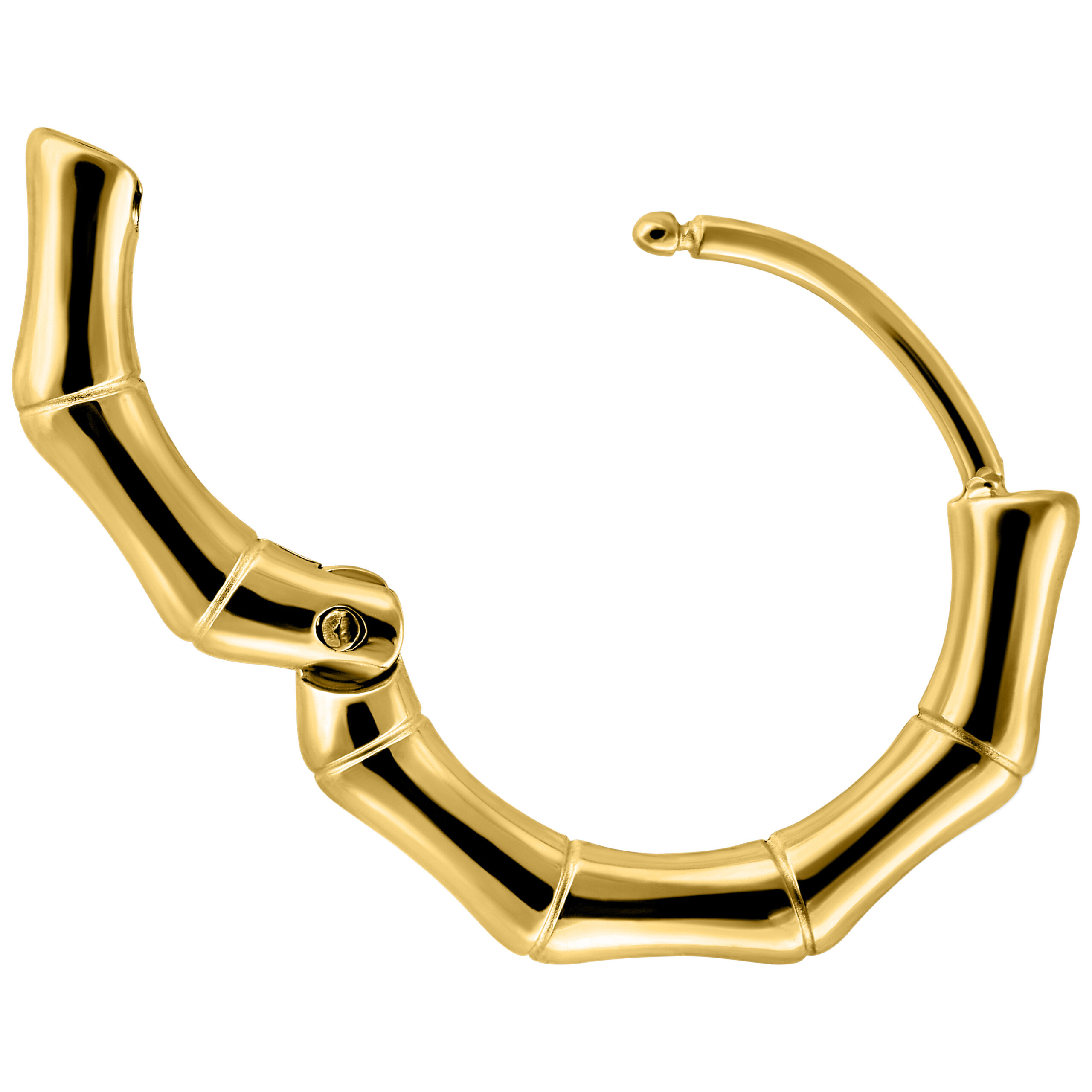 Glänzende goldene Bambus-Ohrringe mit Klappverschluss auf weißem Hintergrund