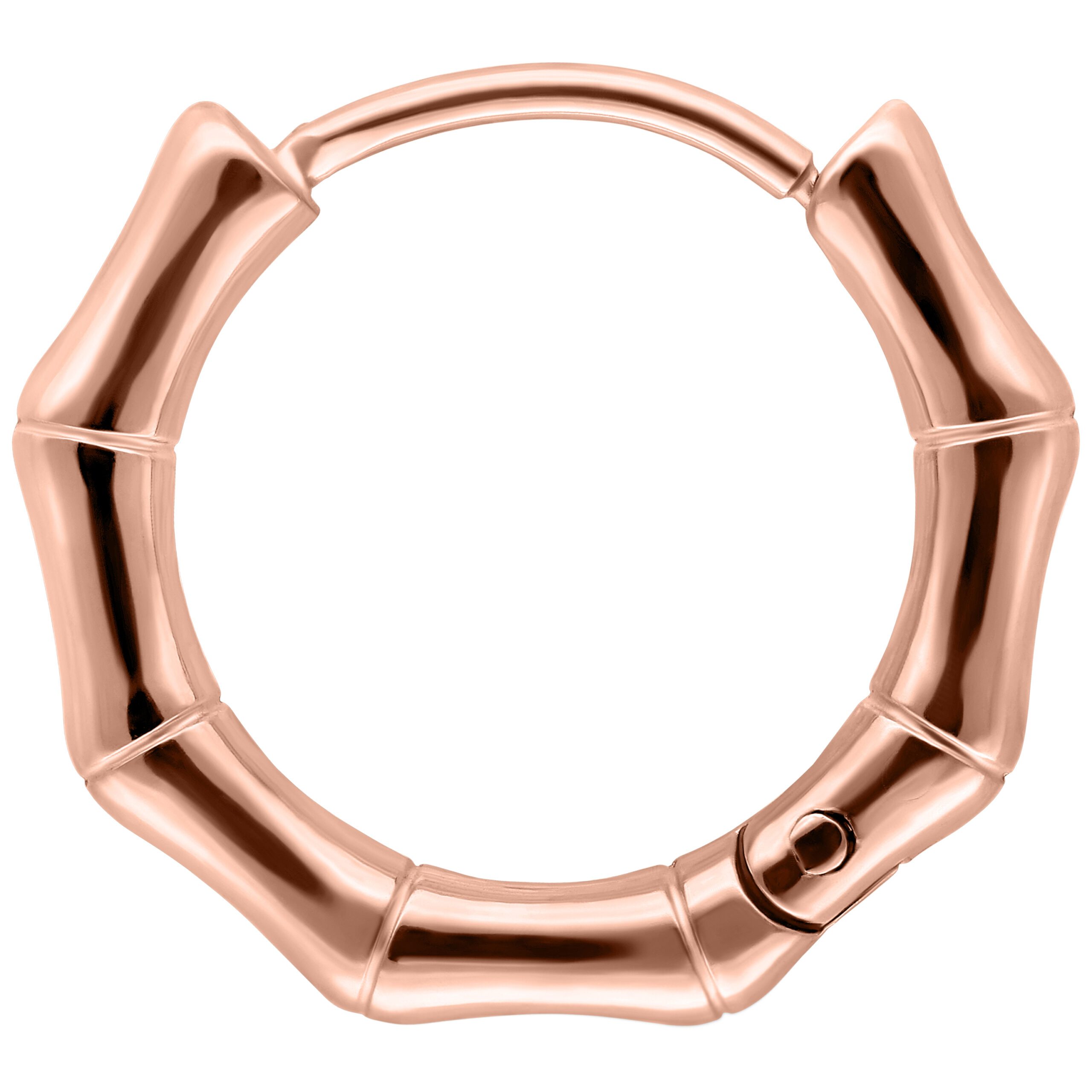 Ein einzelner Ohrring in Bambusform aus Chirurgenstahl in Roségold auf weißem Hintergrund
