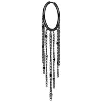 Schwarze Hoop-Ohrringe mit langen Tassle-Ketten auf weißem Hintergrund