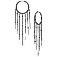Schwarze Metall-Tassle Hoops Ohrringe mit Ketten auf weißem Hintergrund
