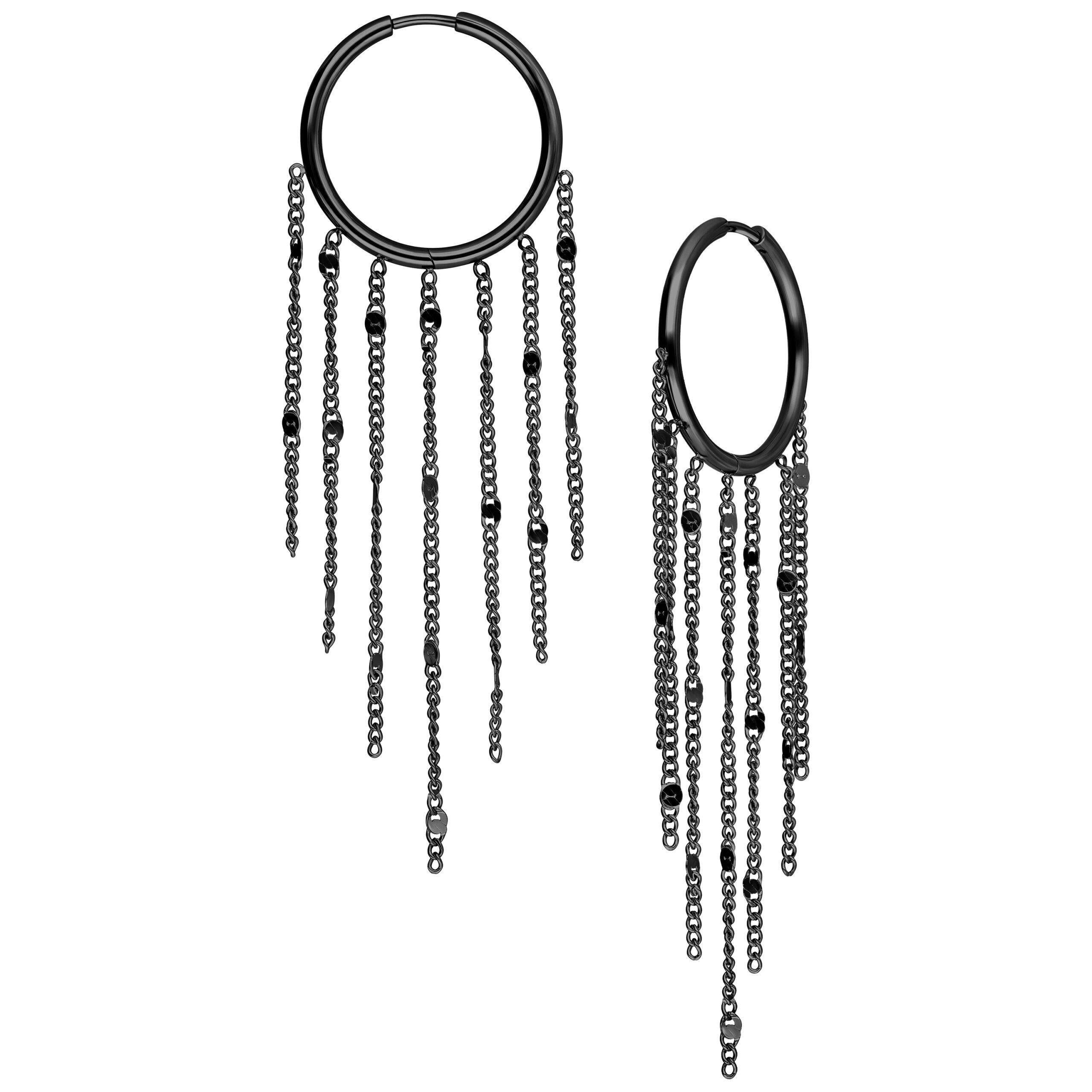 Schwarze Metall-Tassle Hoops Ohrringe mit Ketten auf weißem Hintergrund
