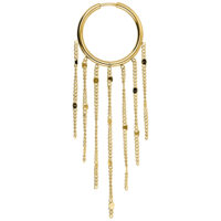 Goldener Ohrring mit hängenden Ketten und Klappverschluss auf weißem Hintergrund