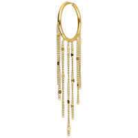 Goldene Ohrringe mit langen Fransen auf weißem Hintergrund, glänzendes Design