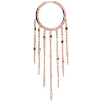 Ruusuhopeat korvakorut pitkine tupsuketjuineen valkoisella taustalla