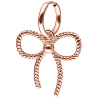 Ruusukultaiset korvakorut kierretyllä rusetilla valkoisella taustalla