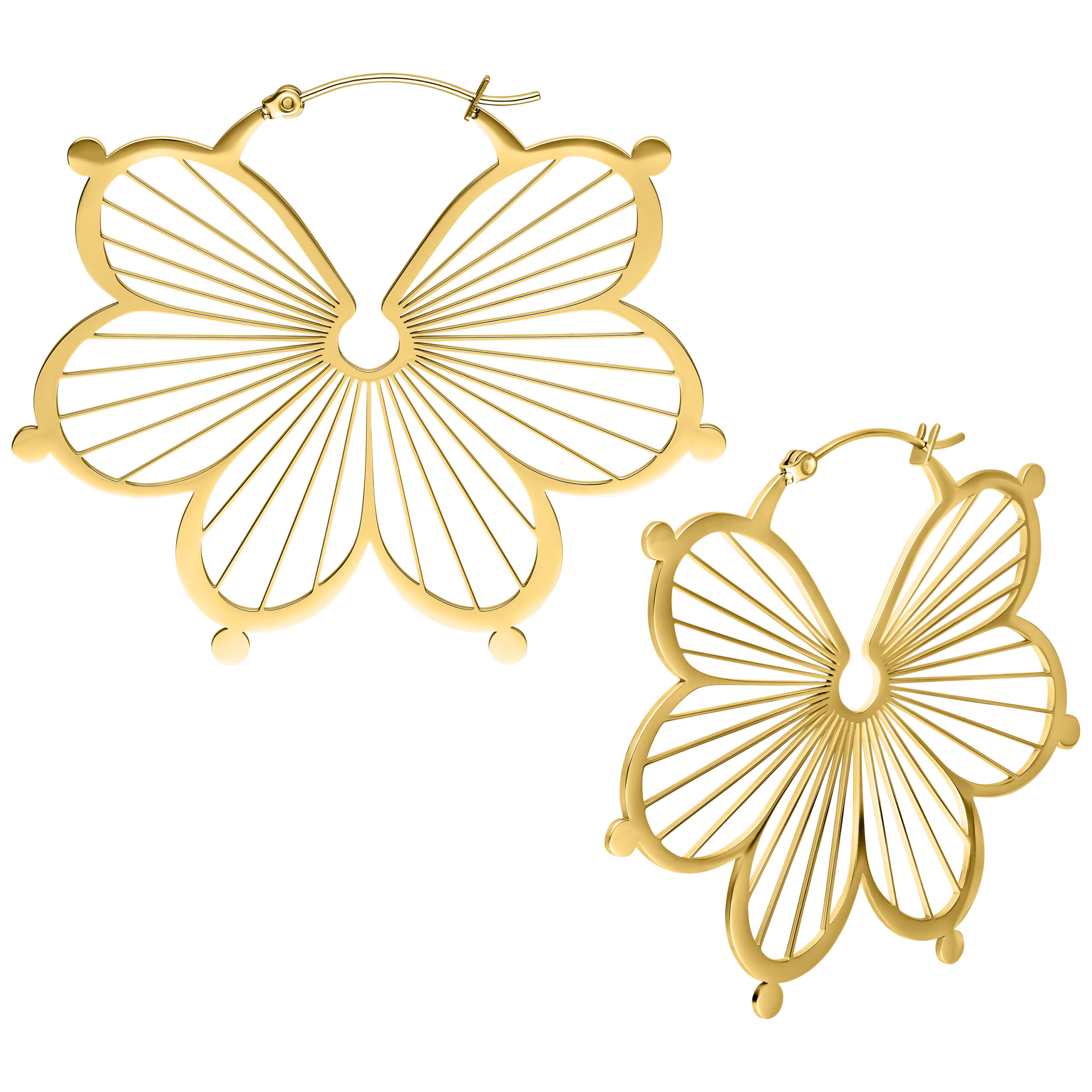 Zwei goldene Flower Hoops Ohrringe auf weißem Hintergrund