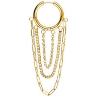 Goldene Creolen mit mehrschichtigen Ketten auf weißem Hintergrund