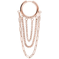 Roségoldene Multilayer Chain Hoops Roségoldene Ohrringe mit mehreren Kettenlagen auf weißem Hintergrund