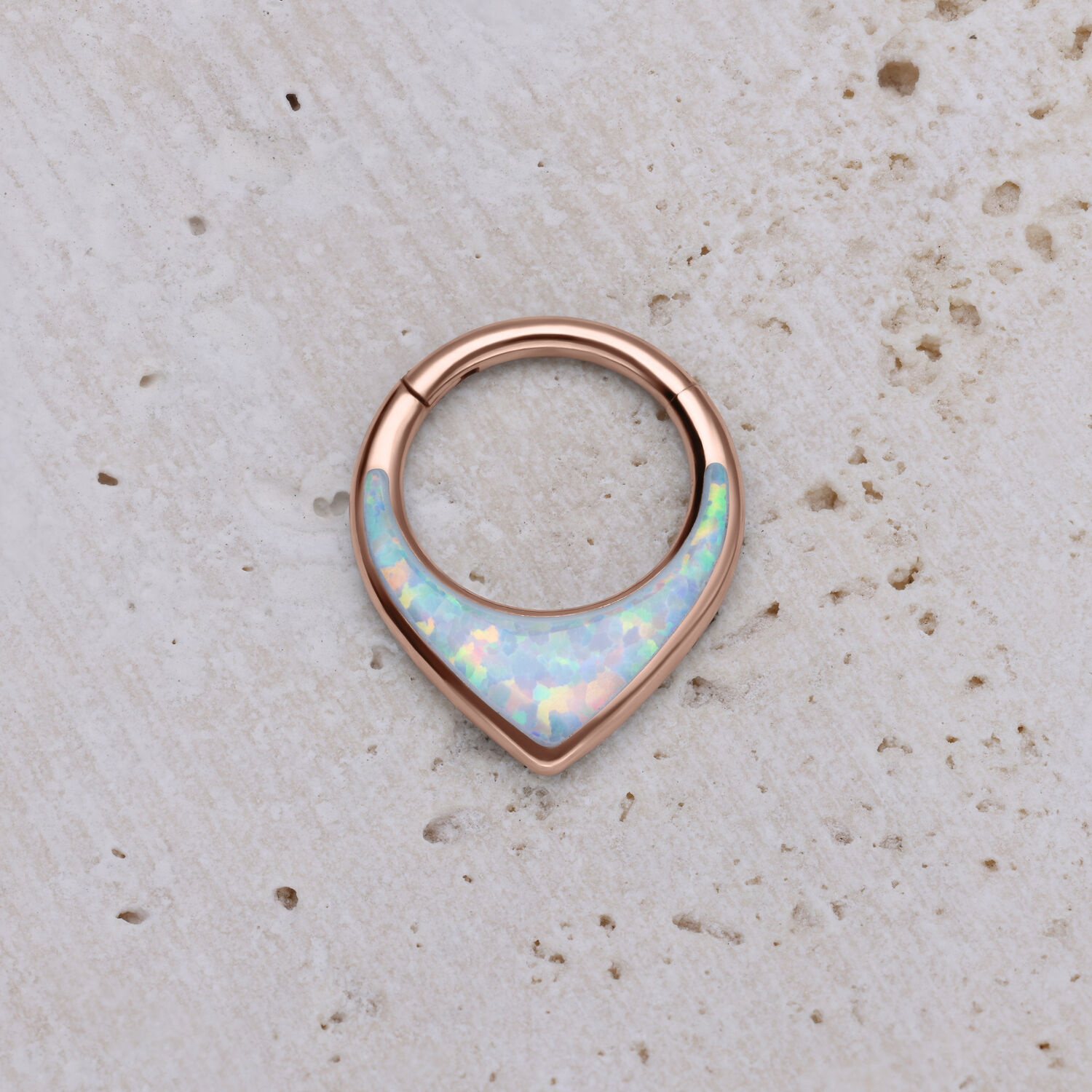 Ruusuinen Septum Clicker synteettisellä opaalilla vaalealla taustalla