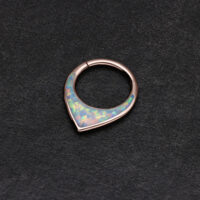 Ruusuinen septum-klickeri synteettisellä opaalilla mustalla taustalla