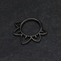 Musta itämainen septum-clicker titaanista tummalla taustalla