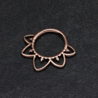 Itämainen Septum Clicker Ruusukulta Titaani Ruusukultainen itämainen septum clicker mustalla taustalla