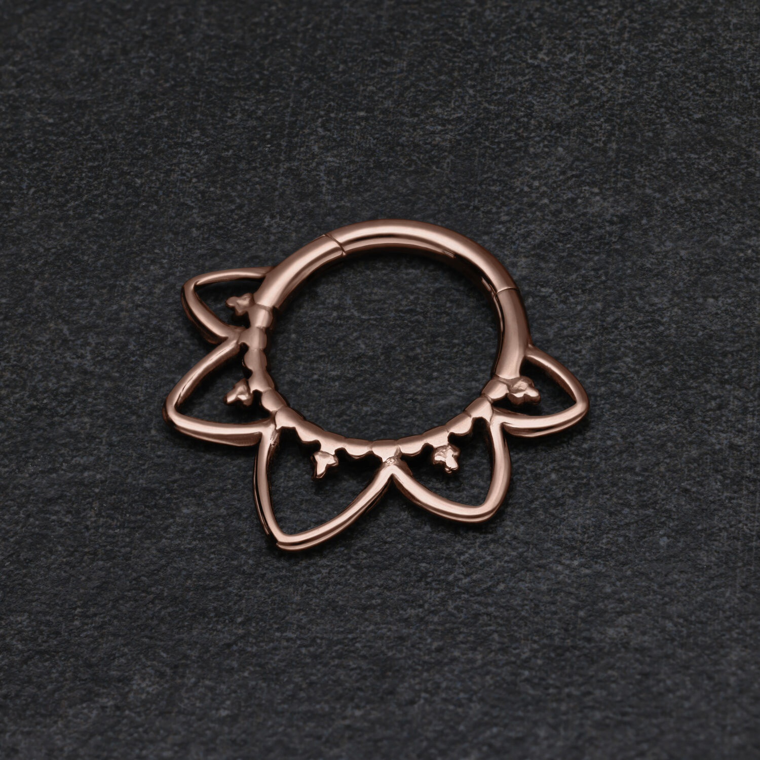Itämainen Septum Clicker Ruusukulta Titaani Ruusukultainen itämainen septum clicker mustalla taustalla