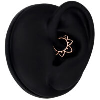 Itämainen Septum Clicker Ruusukulta Piercing Ruusukultainen septum clicker mustassa korvamallissa