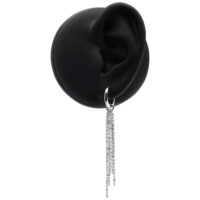 Goldene Satellite Chain Hoops Ohrringe auf schwarzem Hintergrund