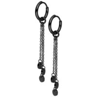 Schwarze Little Plate Hoops Ohrringe Paar Schwarze Ohrringe mit Ketten und Platten auf weißem Hintergrund