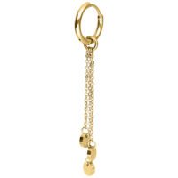 Goldene Creolen mit drei hängenden Plättchen auf weißem Hintergrund