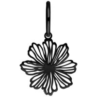 Schwarzer Ohrring in Blumenform auf weißem Hintergrund