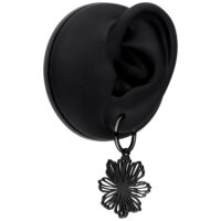 Schwarze Ohrringe aus Chirurgenstahl mit Blütenanhänger auf weißem Hintergrund