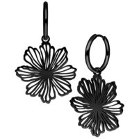 Schwarze Ohrringe in Blumenform aus Chirurgenstahl auf weißem Hintergrund