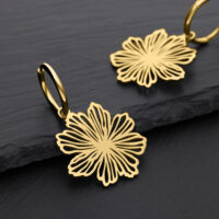Goldene Fine Flower Hoops aus Chirurgenstahl Zwei goldene Ohrringe in Blütenform auf schwarzem Hintergrund