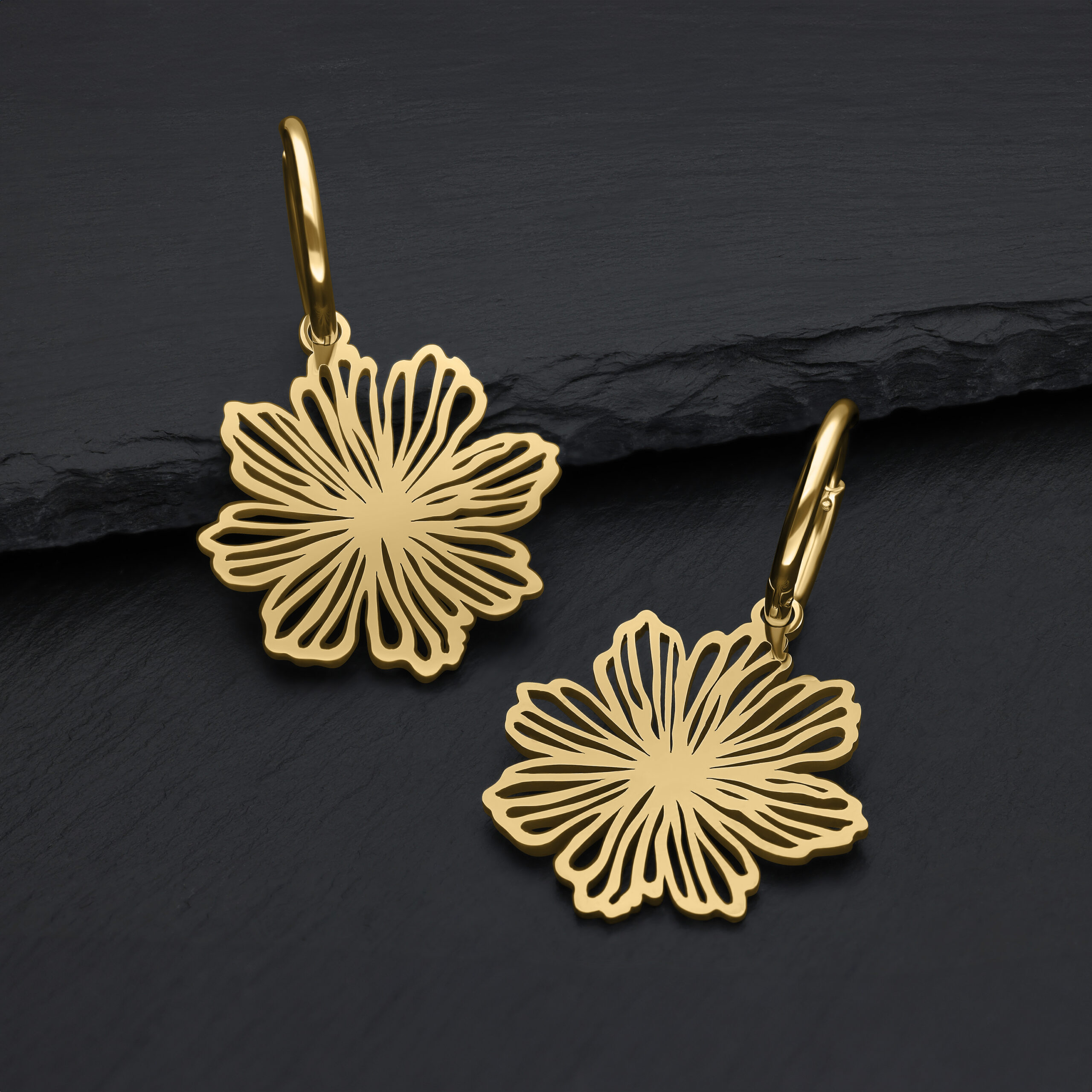 Goldene Fine Flower Hoops Ohrringe Goldene Ohrhänger in Blumenform auf schwarzem Hintergrund