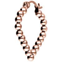 Ruusuhopeat korvakorut monikulmioina valkoisella taustalla