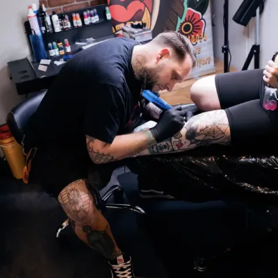 Tilaa tatuointikoneet tatuoijlle