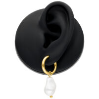 Goldene Barocke Perlenhoops an schwarzem Präsentationsständer