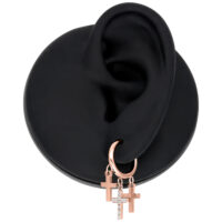 Ruusu-kultaiset ristikorvakorut mustassa korvamallissa valkoisella taustalla