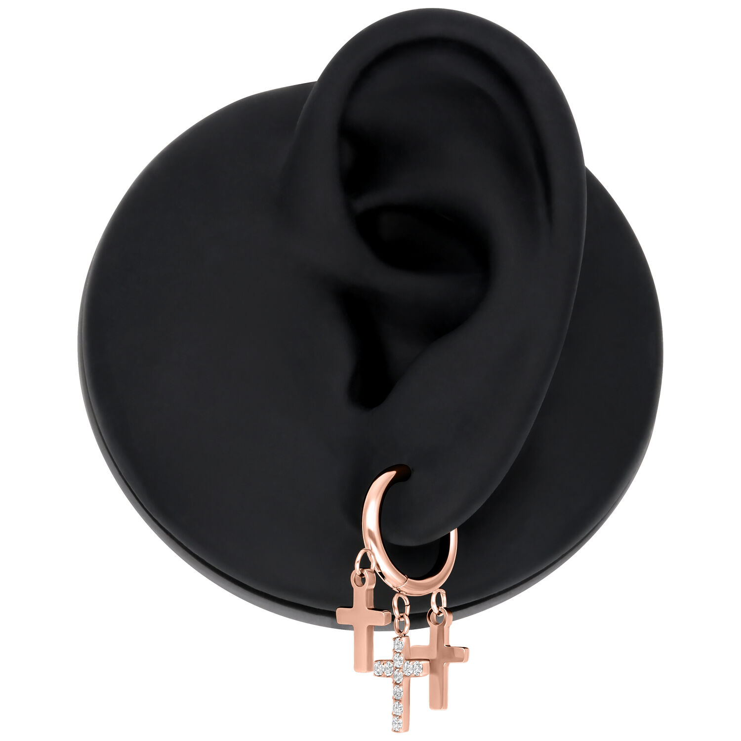 Ruusu-kultaiset ristikorvakorut mustassa korvamallissa valkoisella taustalla