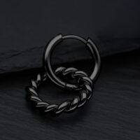 Twisted Circle Hoops Schwarz, Hochglanzpoliert Schwarze, hochglanzpolierte Creolen mit gedrehtem Design auf dunklem Hintergrund