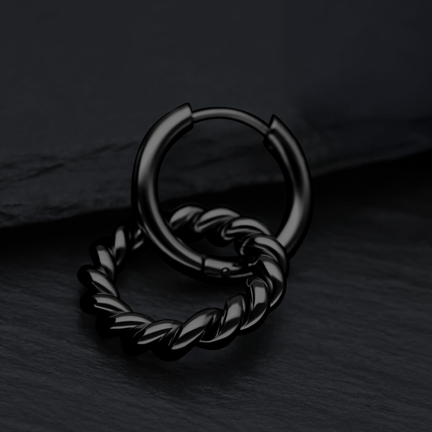 Twisted Circle Hoops Schwarz, Hochglanzpoliert Schwarze, hochglanzpolierte Creolen mit gedrehtem Design auf dunklem Hintergrund