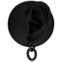 Schwarze Twisted Circle Hoops mit Klappverschluss Schwarze Ohrcreolen aus Chirurgenstahl auf weißem Hintergrund
