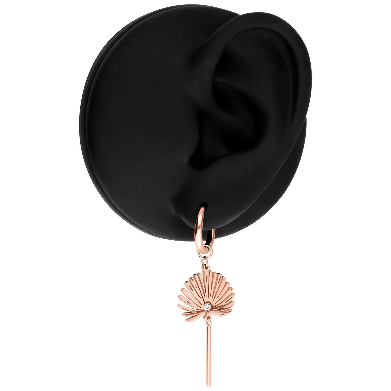 Ruusuhopeat korvakorut mustassa korvamallissa studiossa