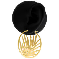 Goldene Noble Leaf Creolen aus Chirurgenstahl Goldene Creolen mit Blattdesign vor schwarzem Hintergrund