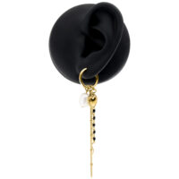 Goldene Ohrringe mit Herz-Design und Perle auf schwarzem Ohr-Modell