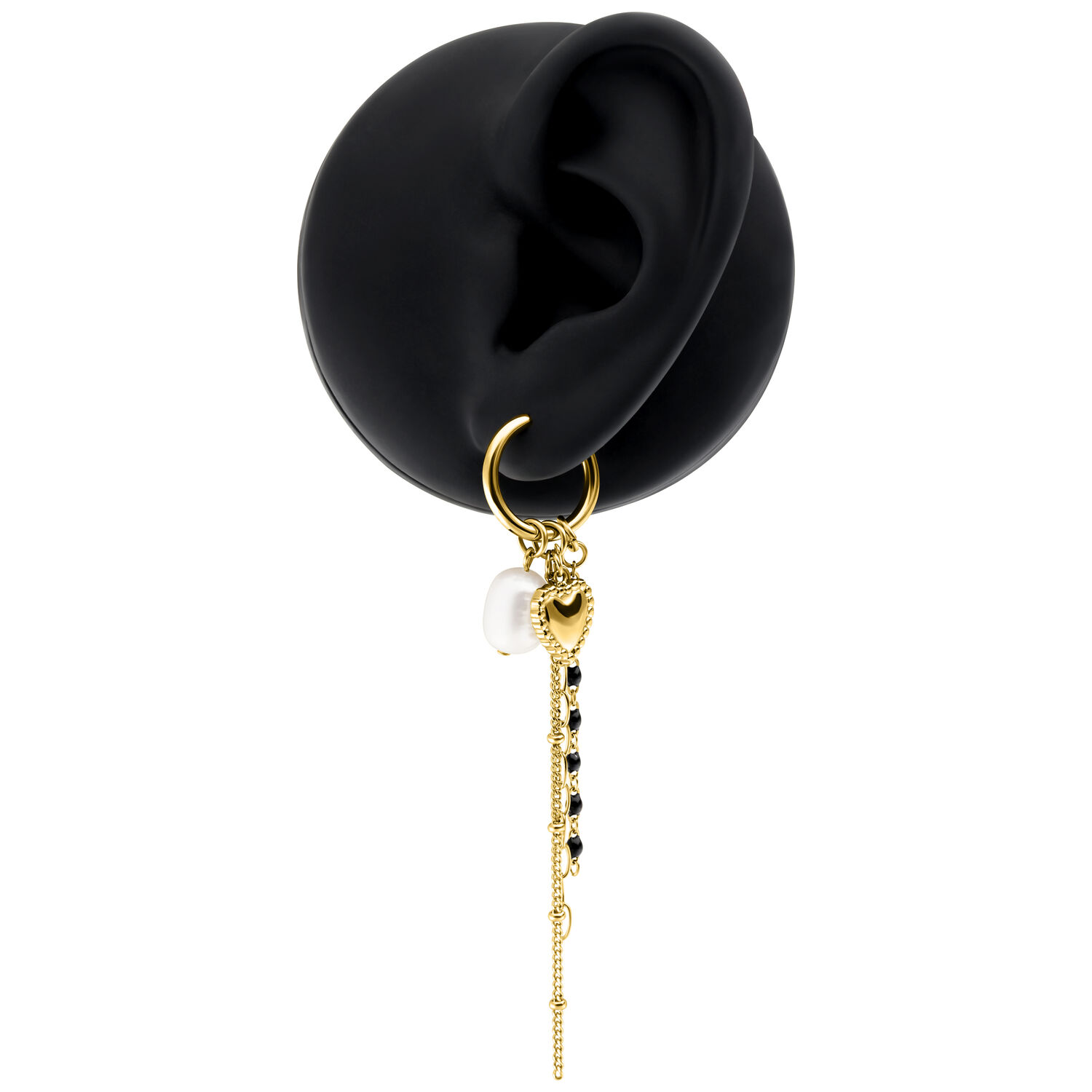 Goldene Ohrringe mit Herz-Design und Perle auf schwarzem Ohr-Modell