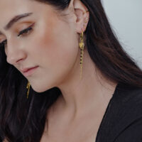 Frau trägt goldene Bubble Heart Hoops mit Perle, Nahaufnahme