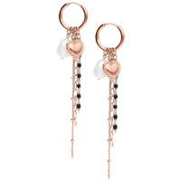 Roségoldene Ohrringe mit Herzanhänger und Perlen auf weißem Hintergrund