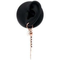 Roségoldene Ohrringe mit Herzanhänger und Perle auf schwarzem Hintergrund