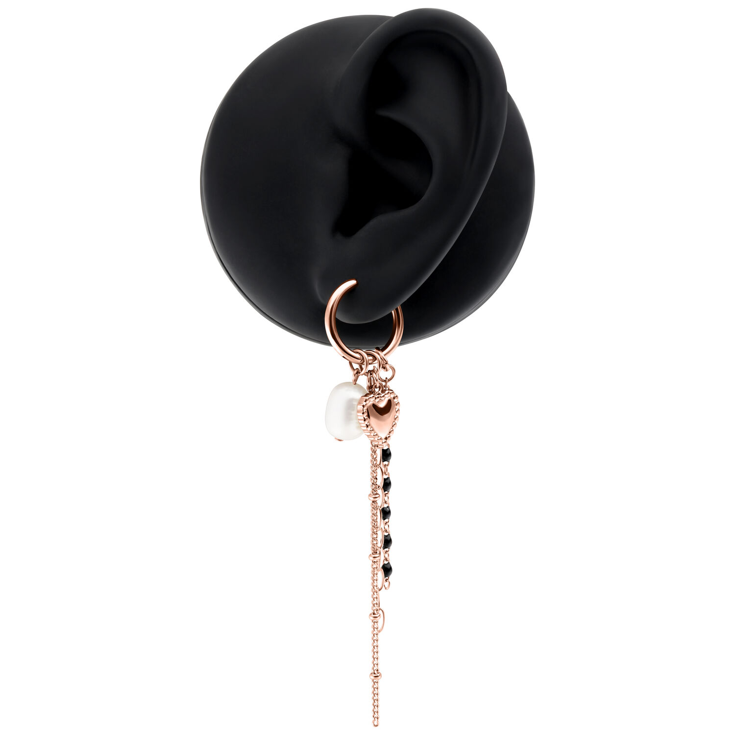 Roségoldene Ohrringe mit Herzanhänger und Perle auf schwarzem Hintergrund