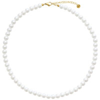 Kette aus großen, synthetischen Perlen mit goldfarbenem Verschluss auf weißem Hintergrund