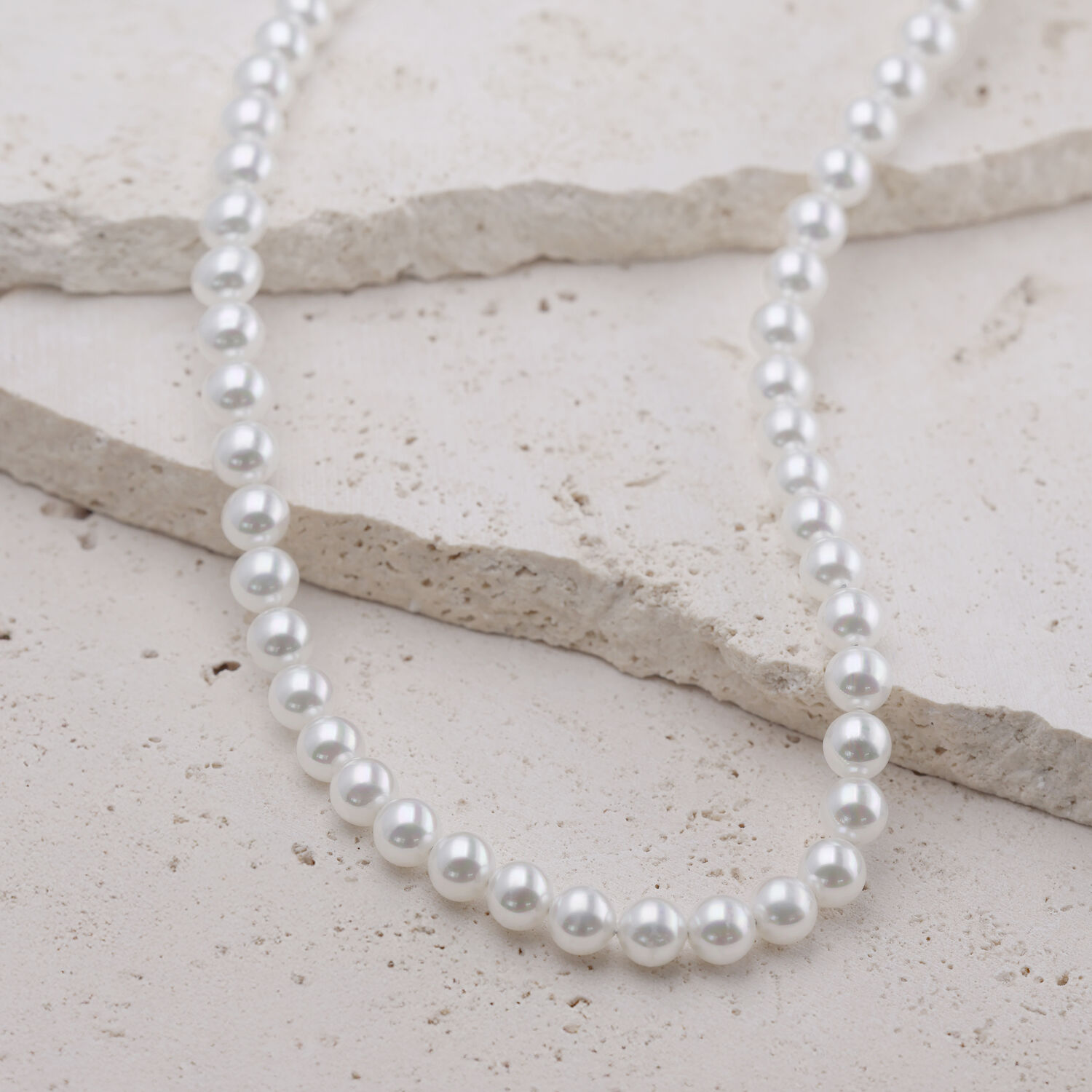 Große Perlenkette aus synthetischen Perlen auf hellem Hintergrund